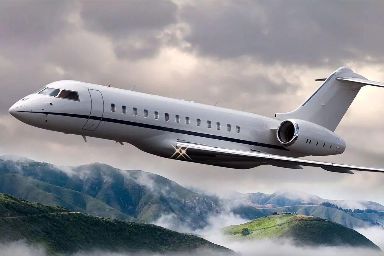 Privatejetflyingovermountains.jpeg
